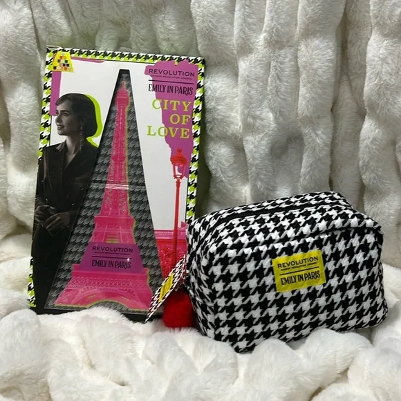 Revolution Emily in Paris City of Love Eyeshadow Palette & Bag Set - Picture 1 of 9